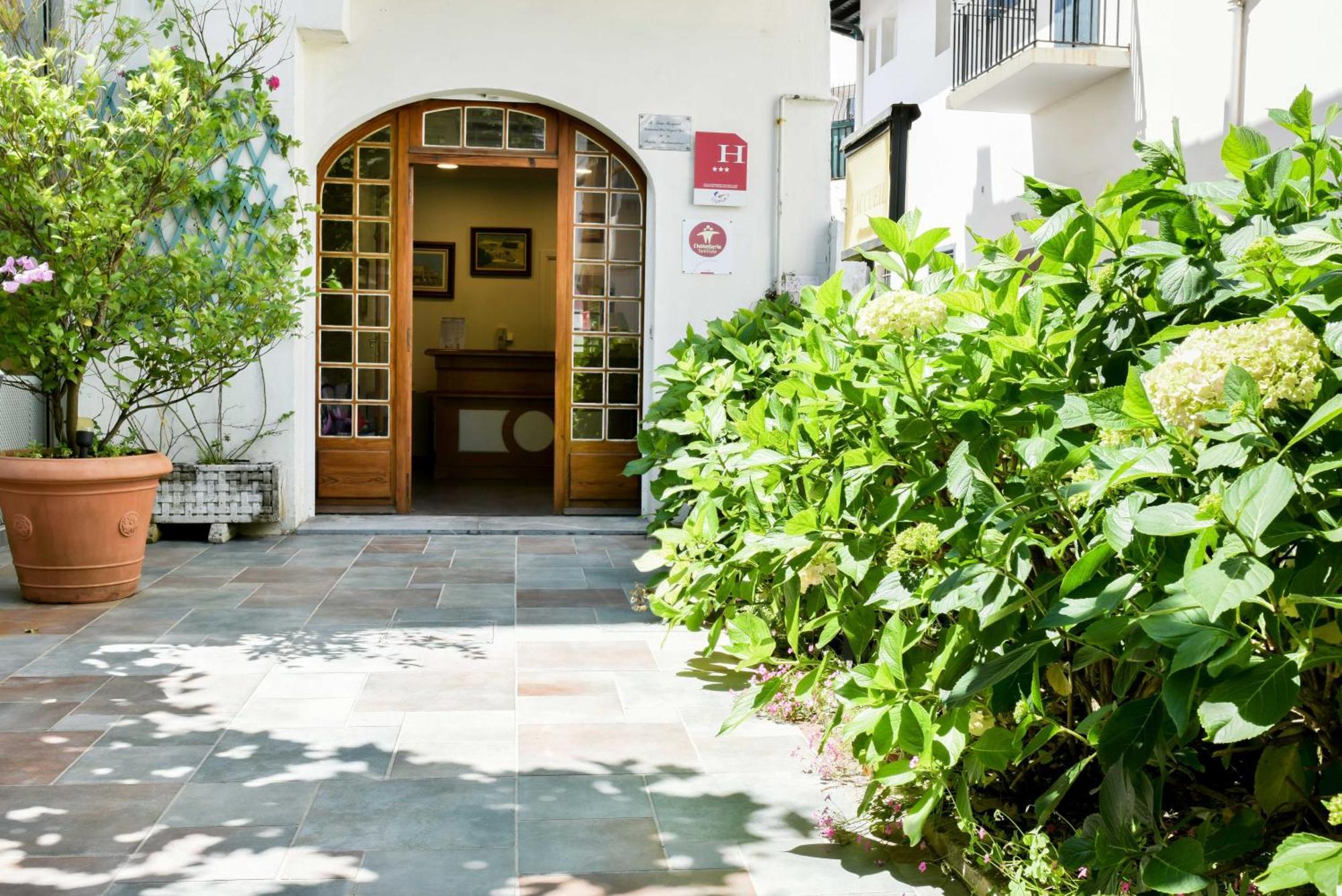 Logis Hotel & Restaurant Bergeret Sport Hendaye Exteriör bild